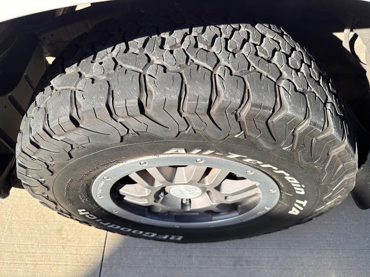 Toyota Tundra 4WD Truck CrewMax 5.7L FFV V8 6-Spd AT (Natl) 2011