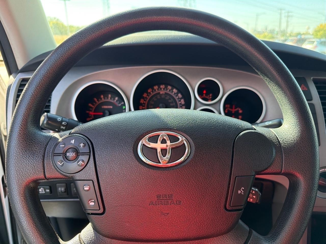 Toyota Tundra 4WD Truck CrewMax 5.7L FFV V8 6-Spd AT (Natl) 2011