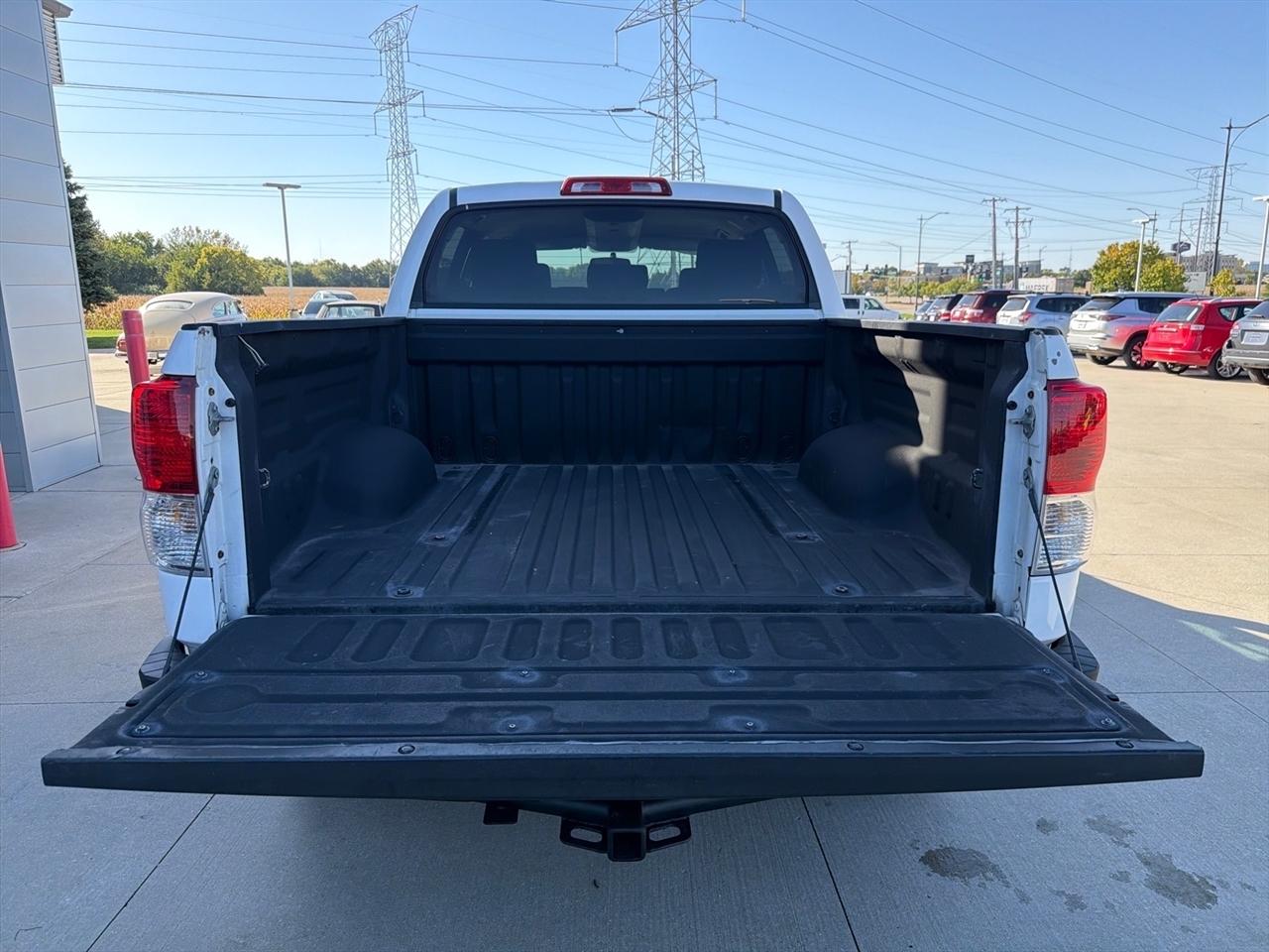 Toyota Tundra 4WD Truck CrewMax 5.7L FFV V8 6-Spd AT (Natl) 2011
