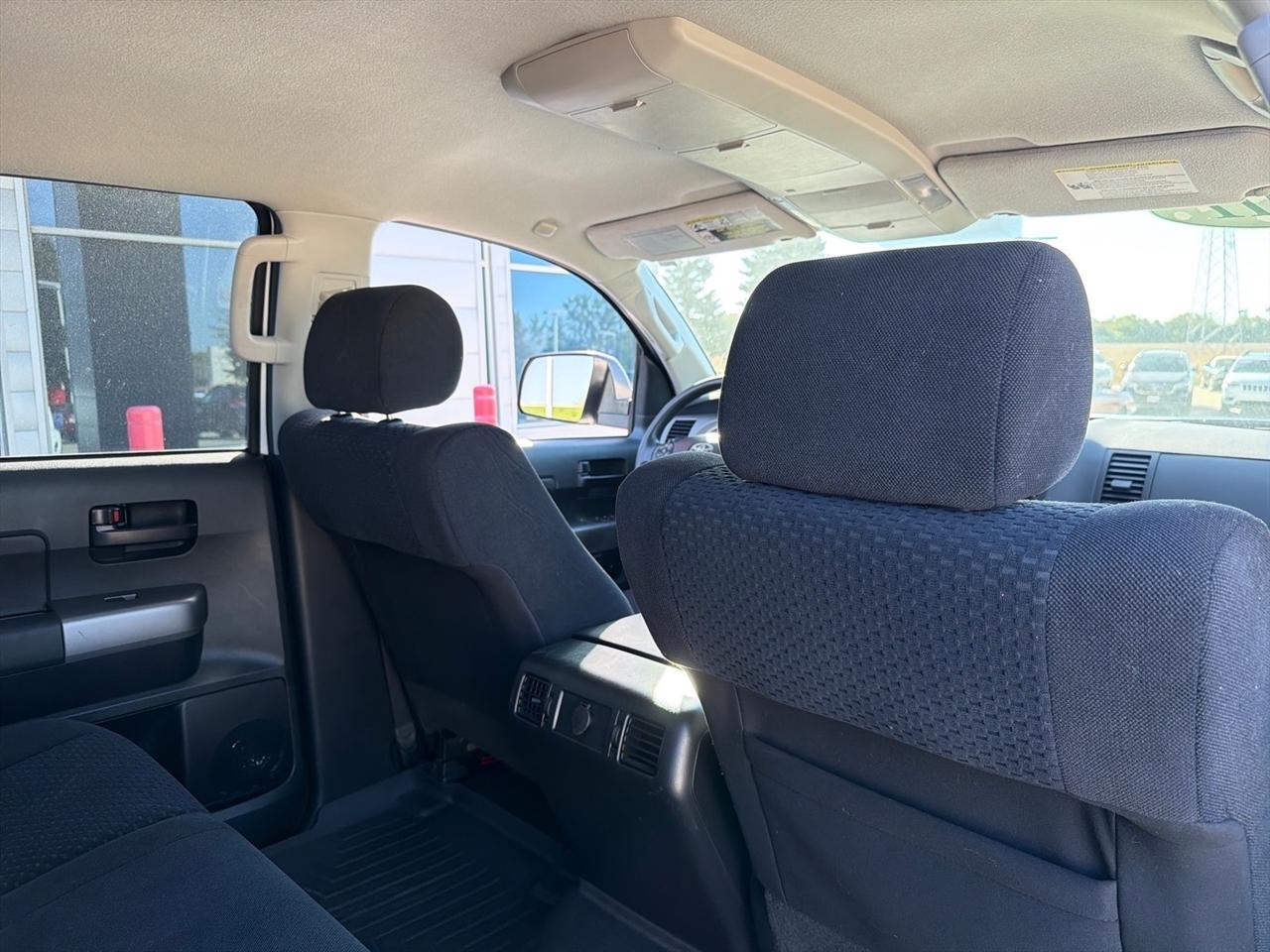 Toyota Tundra 4WD Truck CrewMax 5.7L FFV V8 6-Spd AT (Natl) 2011