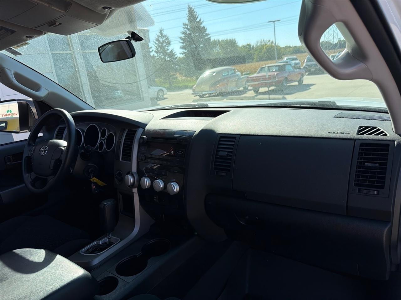 Toyota Tundra 4WD Truck CrewMax 5.7L FFV V8 6-Spd AT (Natl) 2011