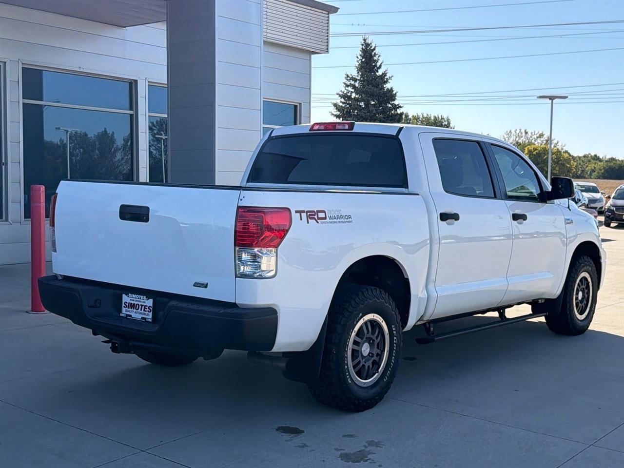 Toyota Tundra 4WD Truck CrewMax 5.7L FFV V8 6-Spd AT (Natl) 2011