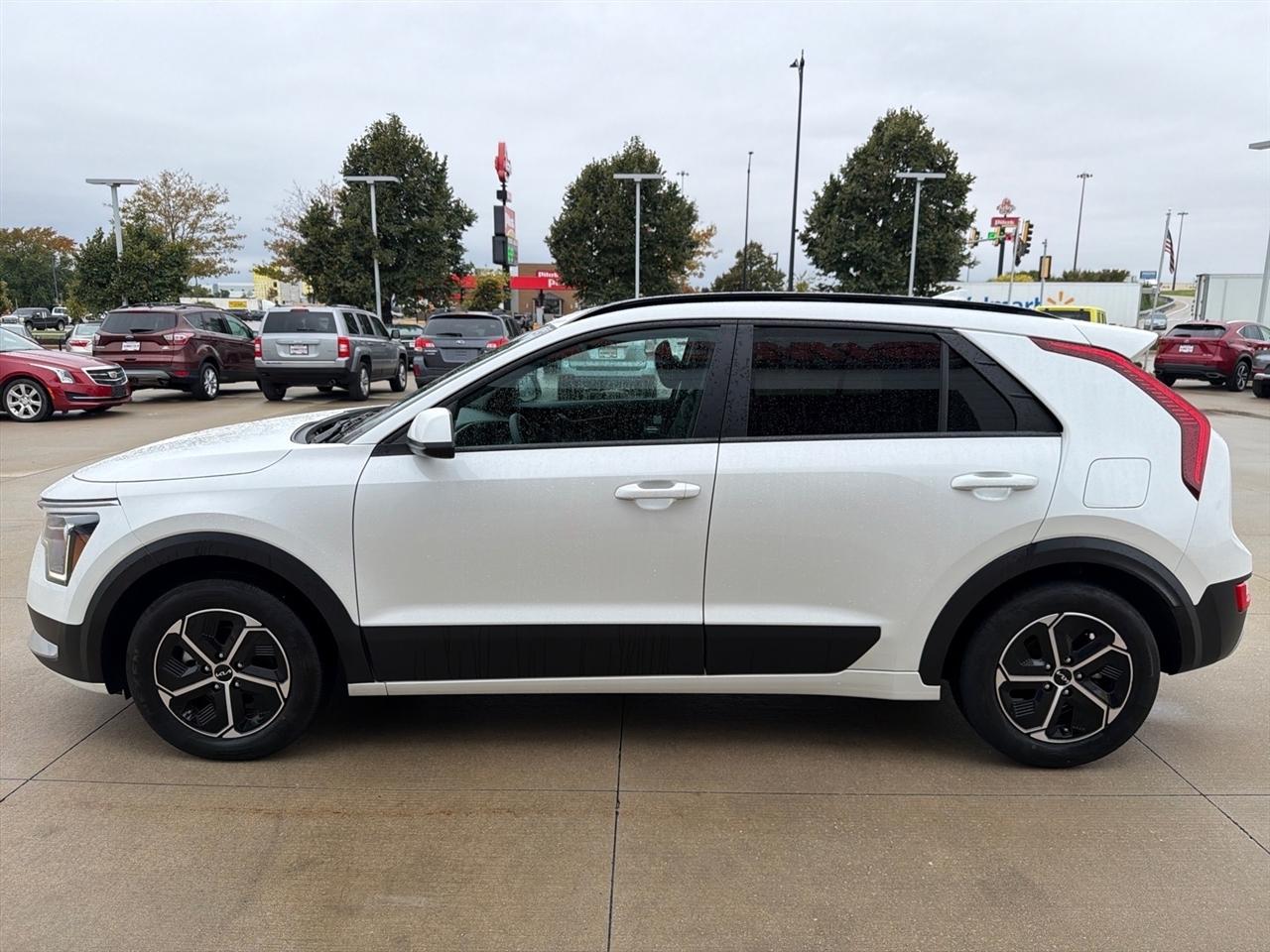 Kia Niro LX FWD 2025
