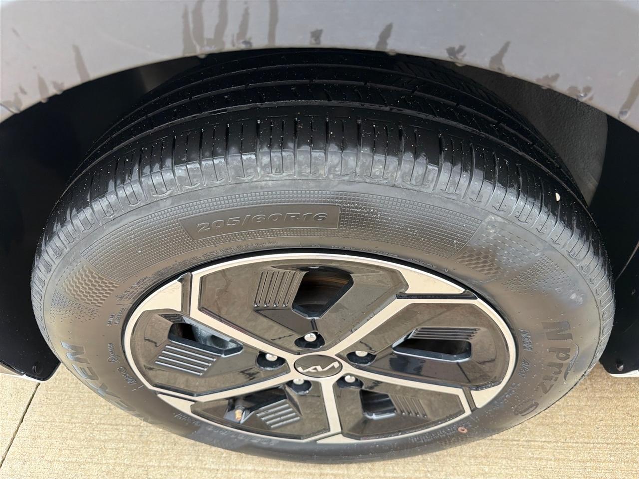 Kia Niro LX FWD 2025