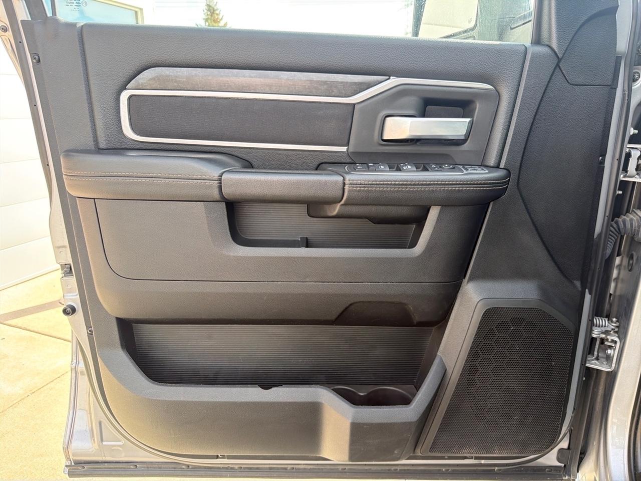 RAM 3500 Big Horn 4x4 Crew Cab 8' Box 2024