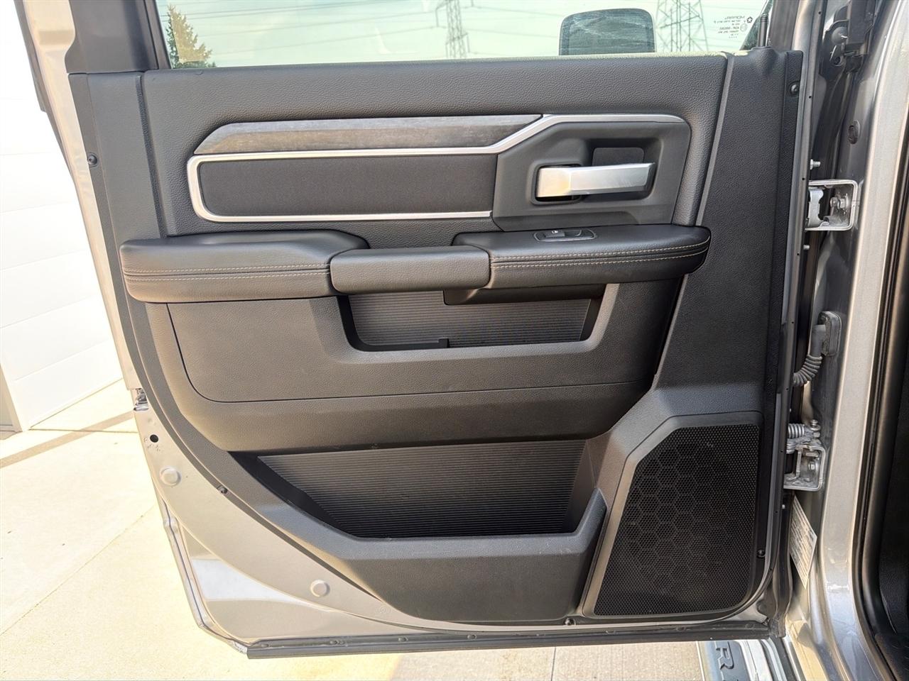 RAM 3500 Big Horn 4x4 Crew Cab 8' Box 2024