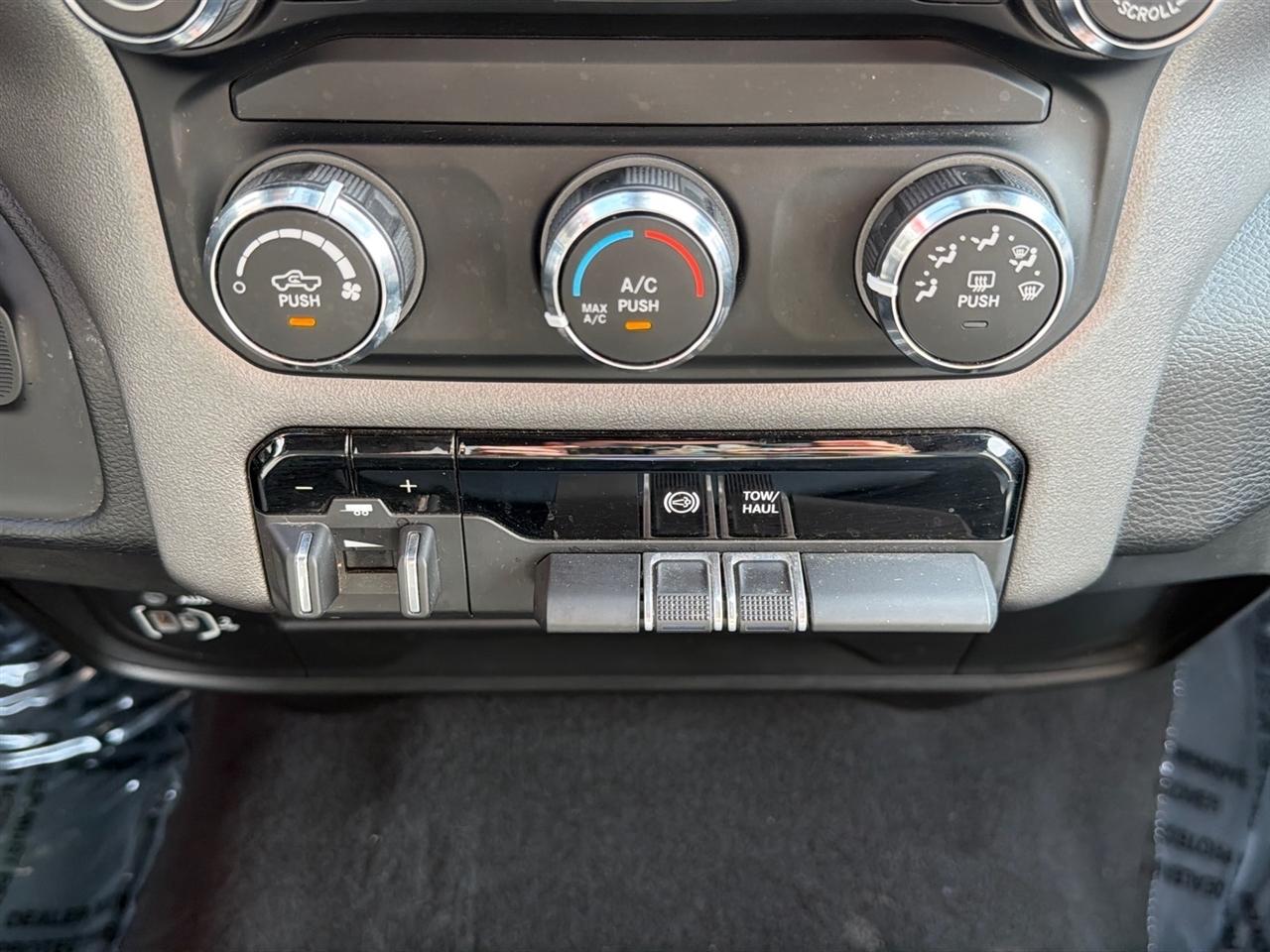 RAM 3500 Big Horn 4x4 Crew Cab 8' Box 2024