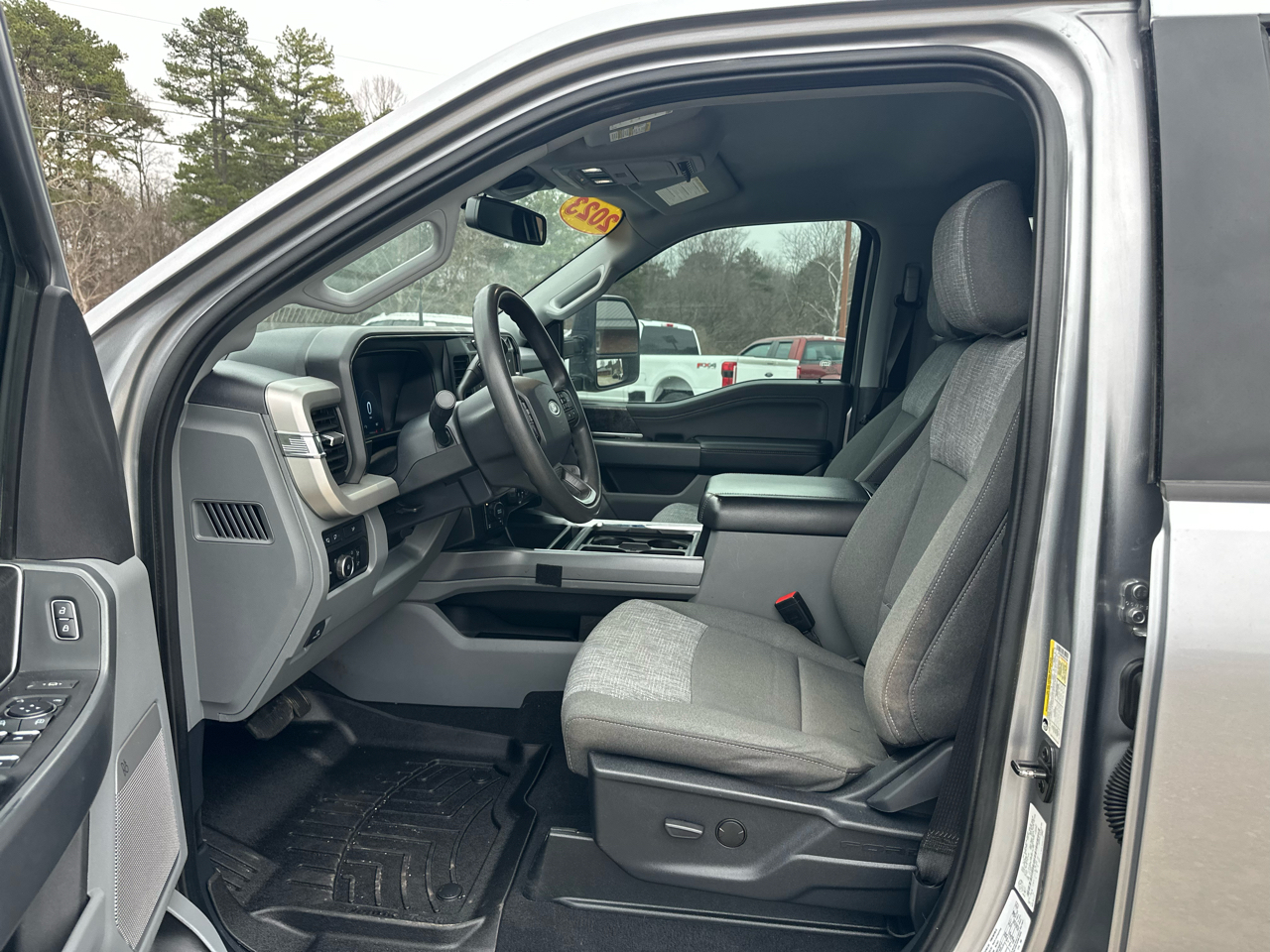 Ford F-250 SD XLT Crew Cab Long Bed 4WD 2023