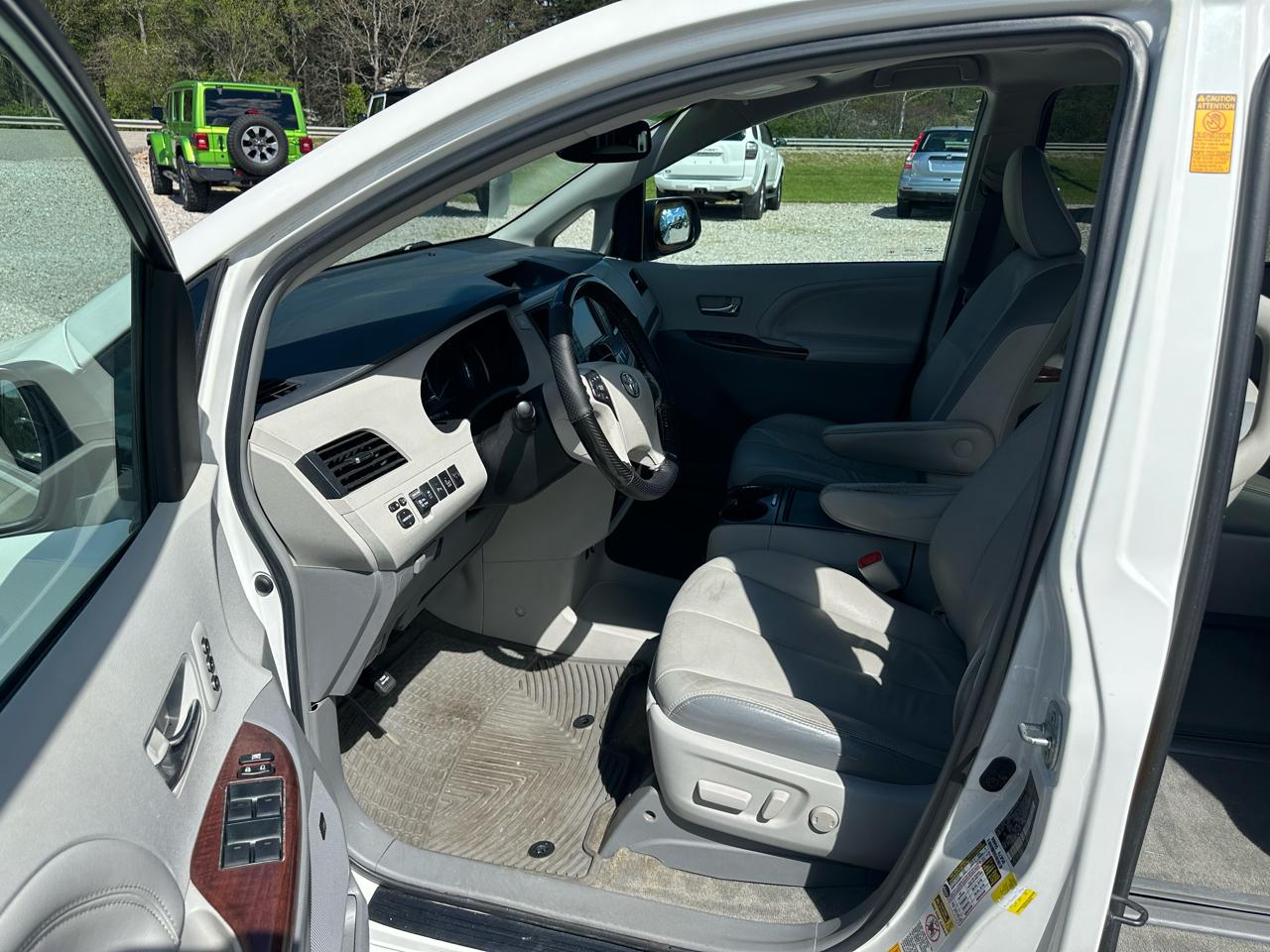 Toyota Sienna Limited AWD 7-Passenger V6 2013