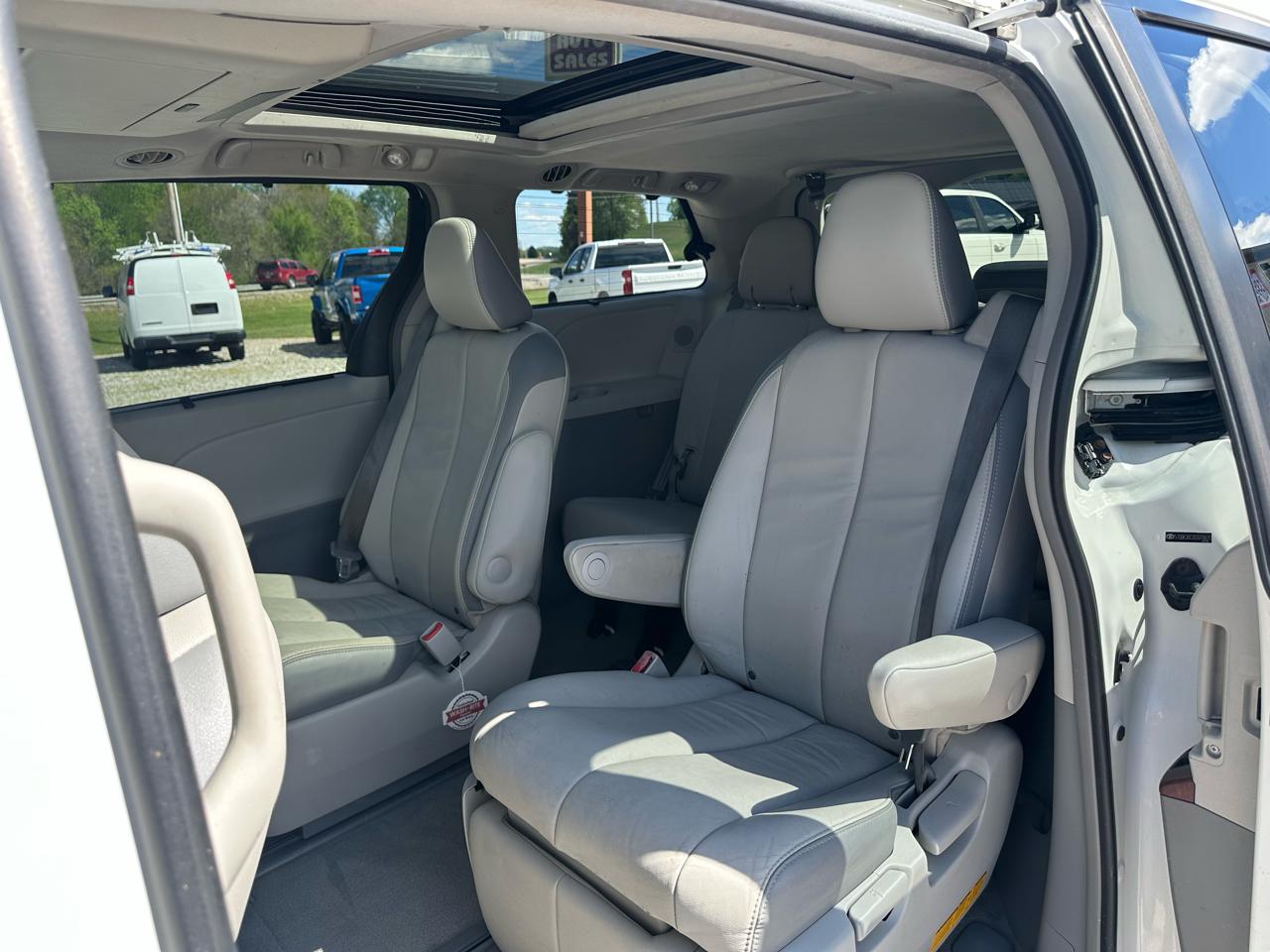 Toyota Sienna Limited AWD 7-Passenger V6 2013