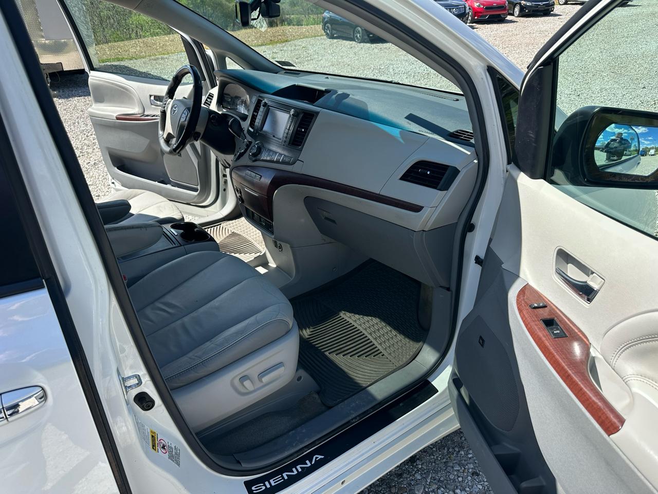 Toyota Sienna Limited AWD 7-Passenger V6 2013