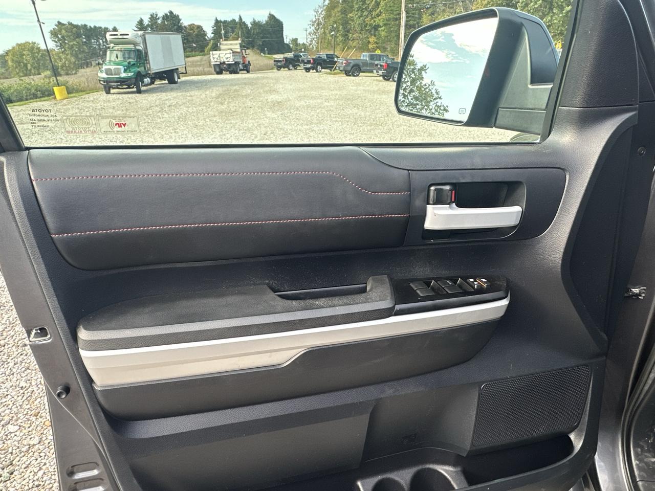 Toyota Tundra 4WD Truck CrewMax 5.7L V8 6-Spd AT SR5 (Natl) 2016