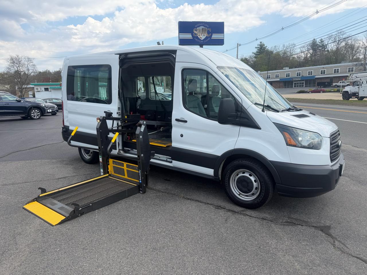 2015 Ford Transit 350 Wagon Med. Roof XL w/Sliding Pass. 148-in. WB