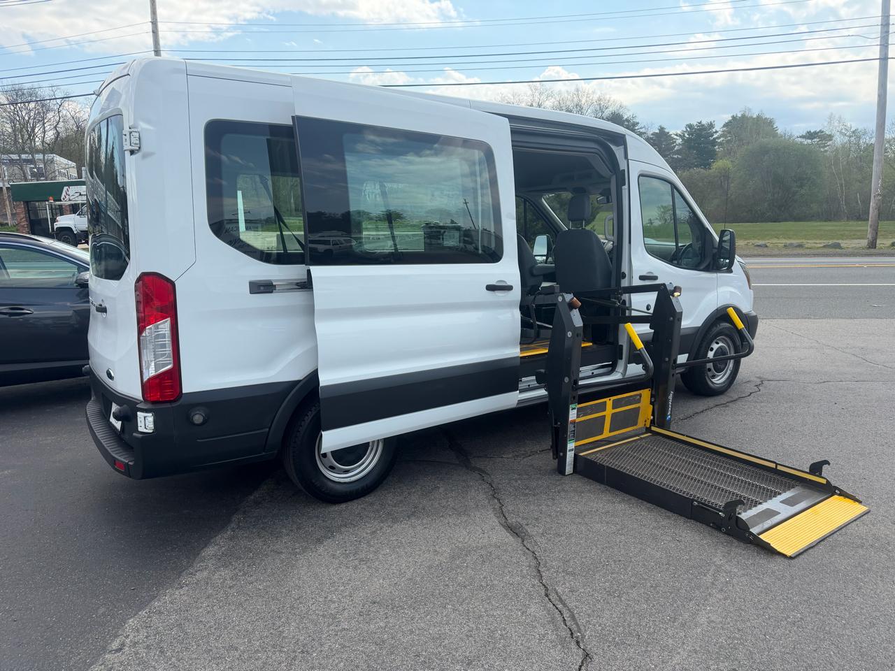 Ford Transit 350 Wagon Med. Roof XL w/Sliding Pass. 148-in. WB 2015