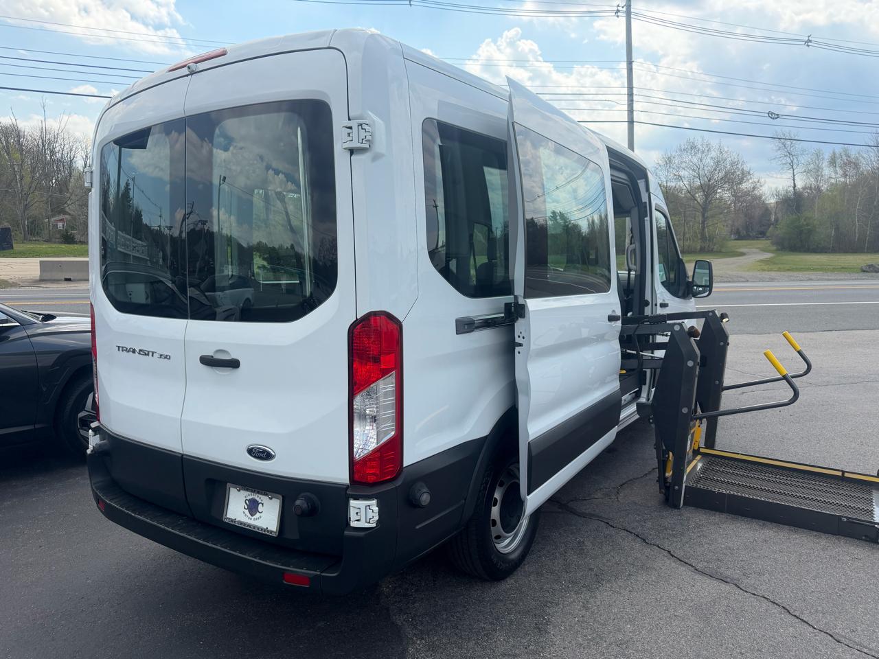 Ford Transit 350 Wagon Med. Roof XL w/Sliding Pass. 148-in. WB 2015