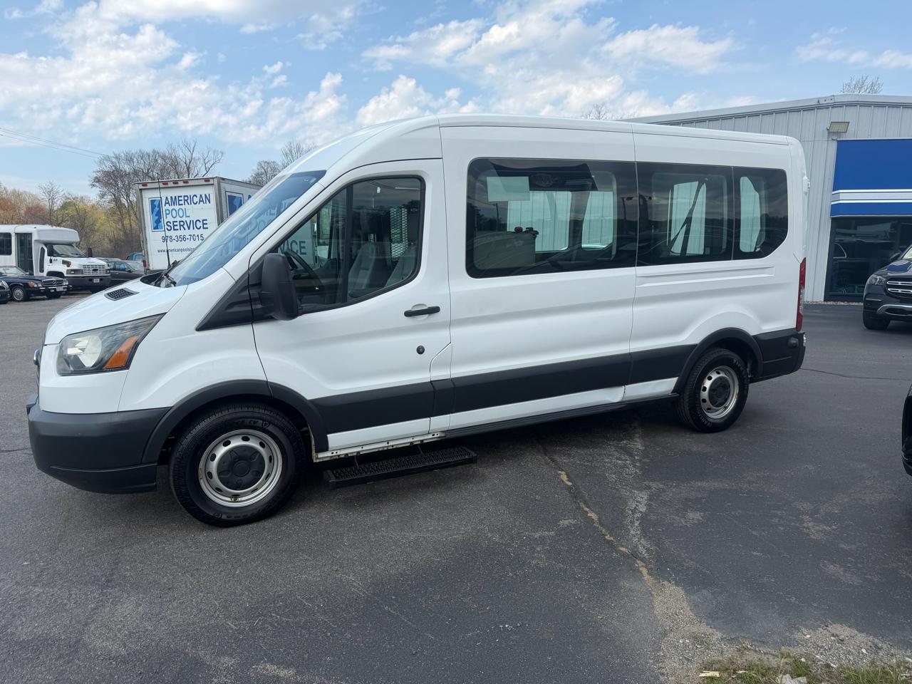 Ford Transit 350 Wagon Med. Roof XL w/Sliding Pass. 148-in. WB 2015