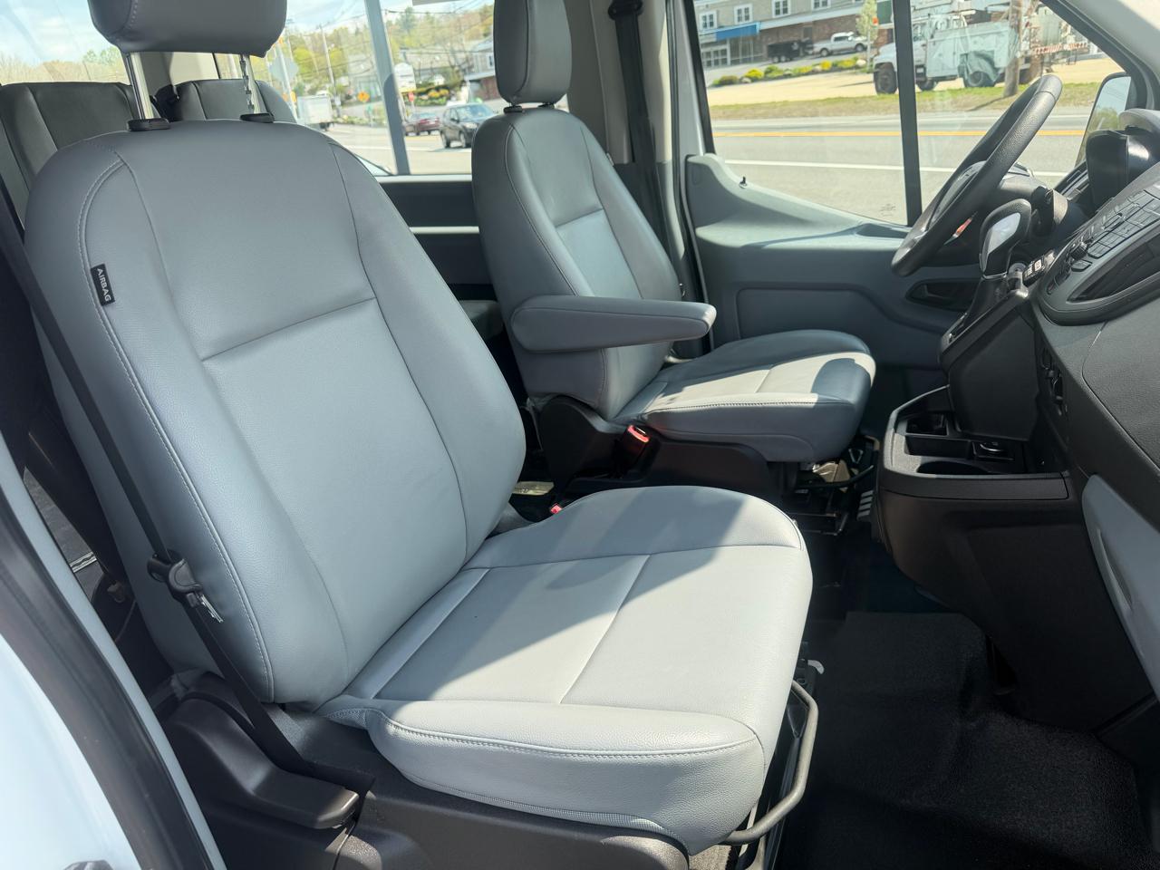 Ford Transit 350 Wagon Med. Roof XL w/Sliding Pass. 148-in. WB 2015