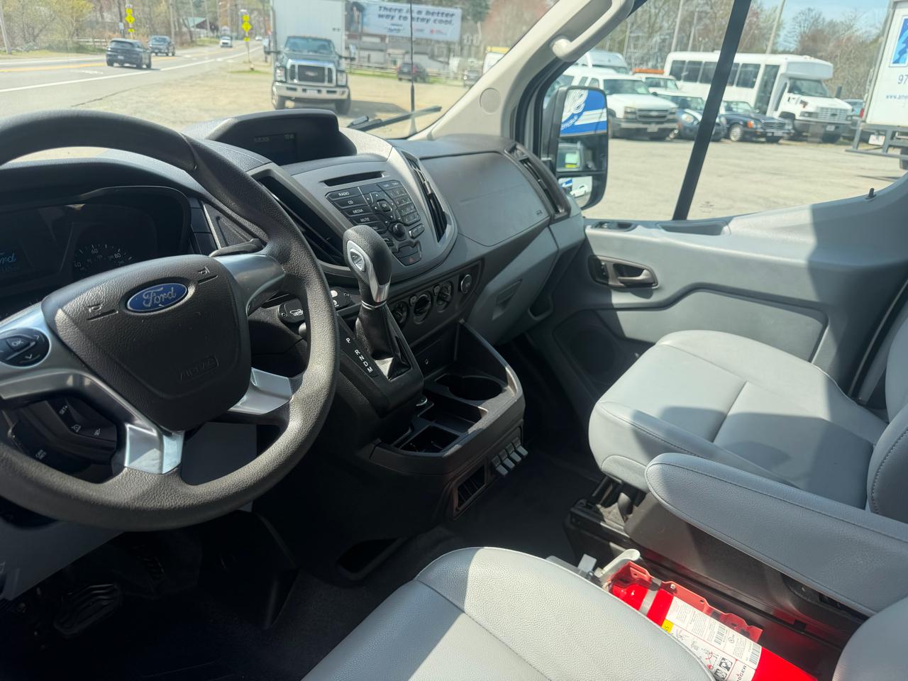 Ford Transit 350 Wagon Med. Roof XL w/Sliding Pass. 148-in. WB 2015