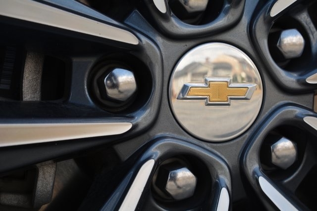 2025 Chevrolet Equinox LT photo 2