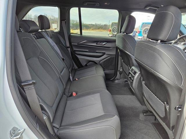 Jeep Grand Cherokee Laredo 4x2 2025