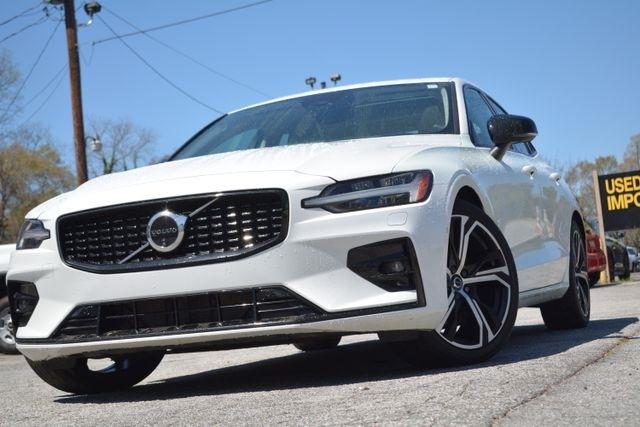 2024 Volvo S60 B5 FWD Plus Dark Theme