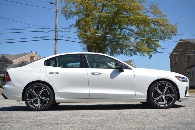 Volvo S60 B5 FWD Plus Dark Theme 2024