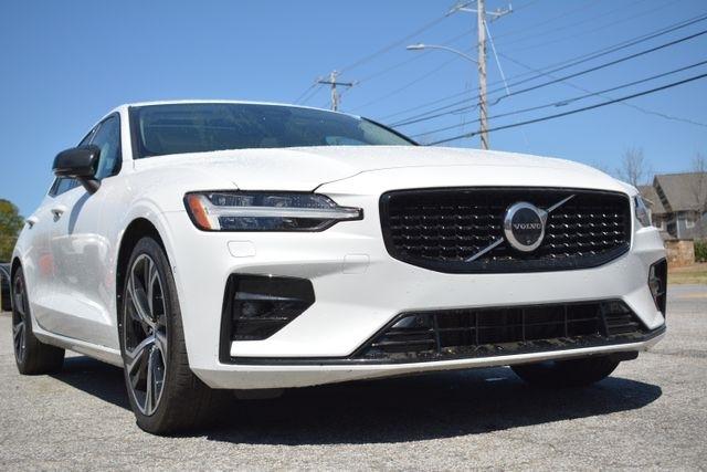 Volvo S60 B5 FWD Plus Dark Theme 2024