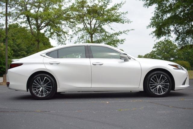 Lexus ES ES 300h FWD 2025