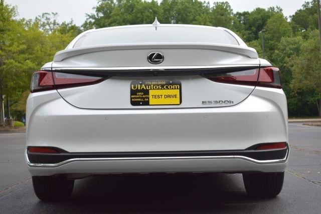 Lexus ES ES 300h FWD 2025