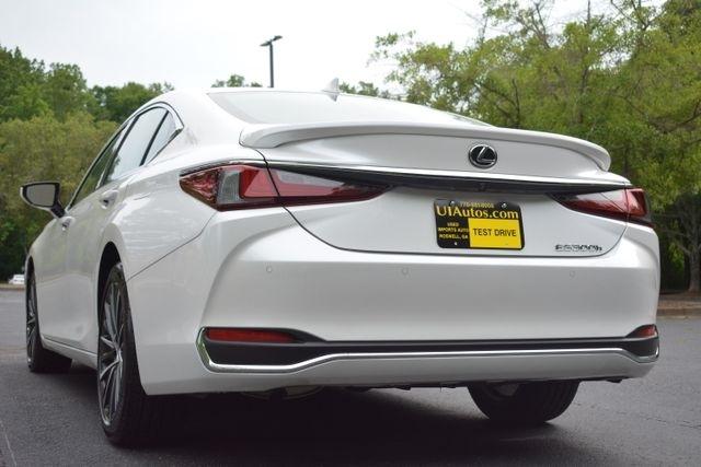 Lexus ES ES 300h FWD 2025