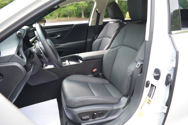 Lexus ES ES 300h FWD 2025