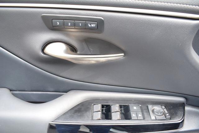 Lexus ES ES 300h FWD 2025