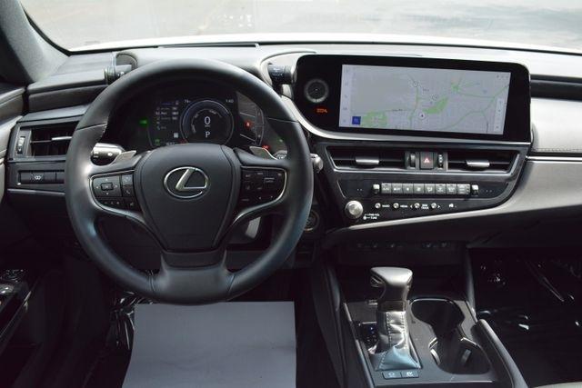 Lexus ES ES 300h FWD 2025