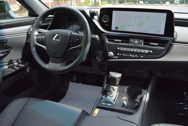 Lexus ES ES 300h FWD 2025
