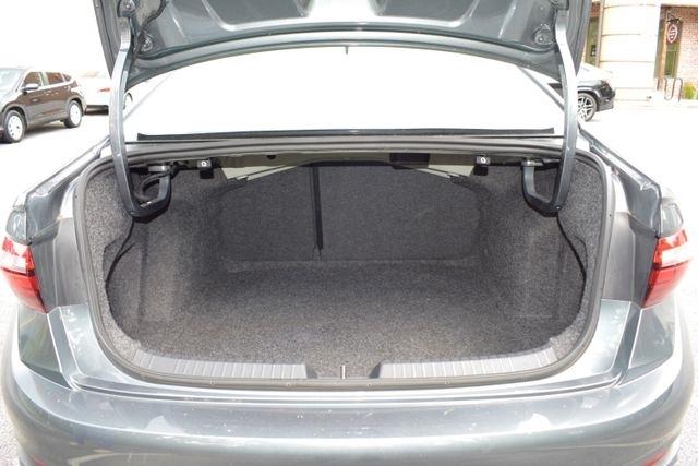 Volkswagen Jetta SE Auto 2024