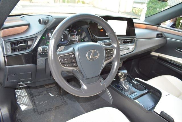 Lexus ES ES 300h FWD 2025