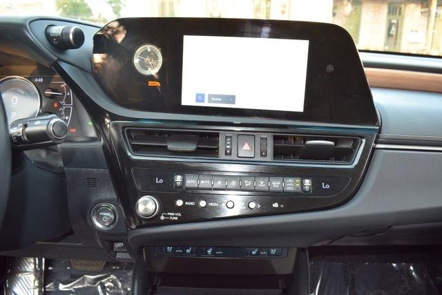 Lexus ES ES 300h FWD 2025