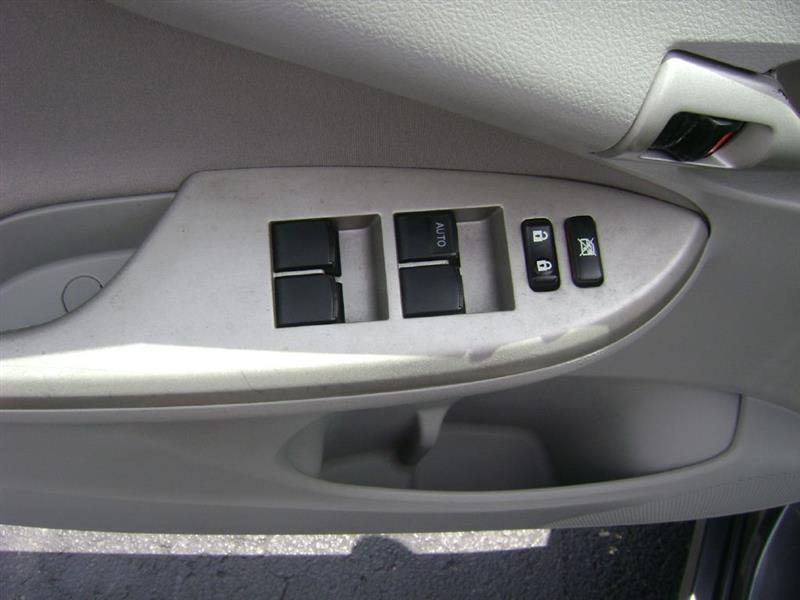 Toyota Corolla LE 4-Speed AT 2013