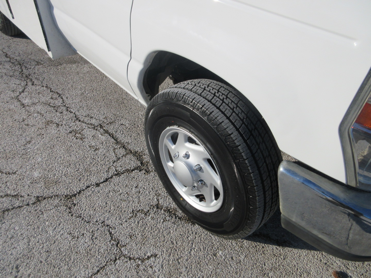 Ford Econoline E-350 Super Duty 2015