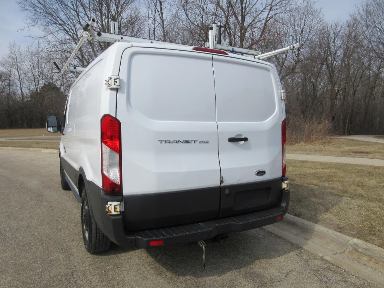 Ford Transit 250 Van Low Roof w/Sliding Pass. 130-in. WB 2017