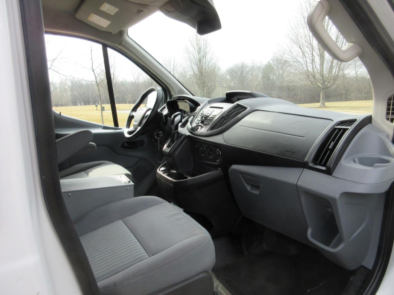 Ford Transit 250 Van Low Roof w/Sliding Pass. 130-in. WB 2017