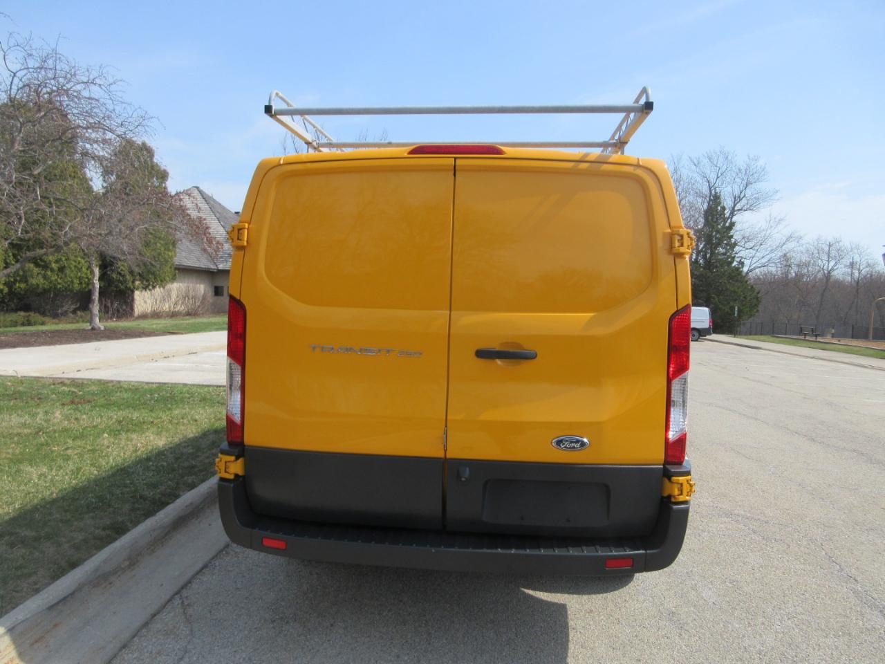 Ford Transit 250 Van Low Roof 60/40 Pass.130-in. WB 2017