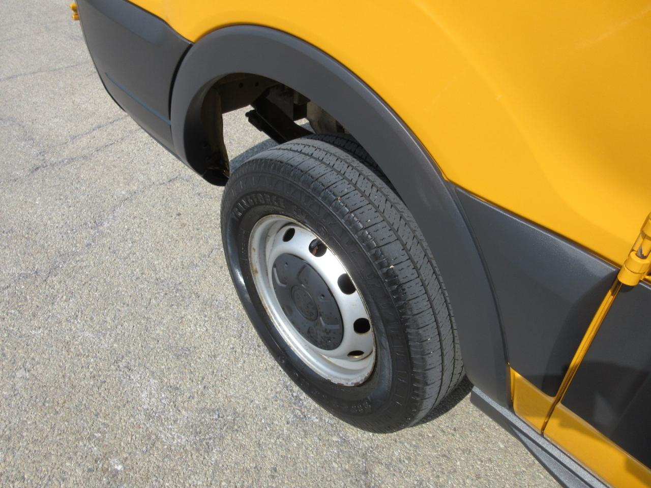 Ford Transit 250 Van Low Roof 60/40 Pass.130-in. WB 2017