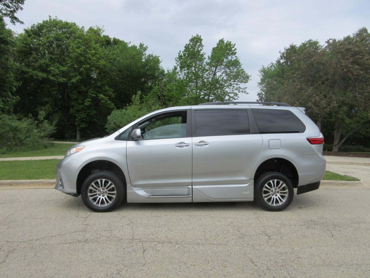Toyota Sienna XLE Auto Access Seat FWD 7-Passenger (Natl) 2020
