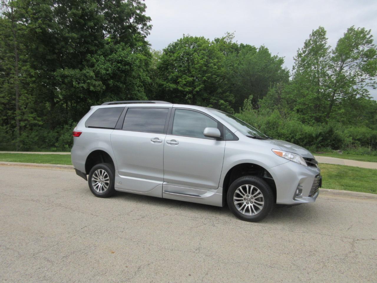 Toyota Sienna XLE Auto Access Seat FWD 7-Passenger (Natl) 2020