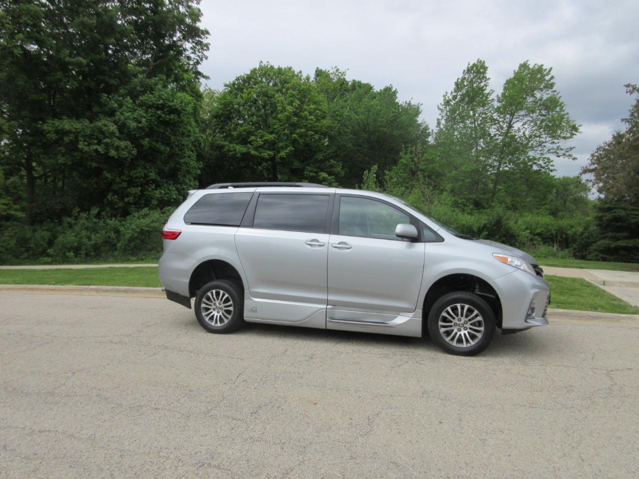 Toyota Sienna XLE Auto Access Seat FWD 7-Passenger (Natl) 2020