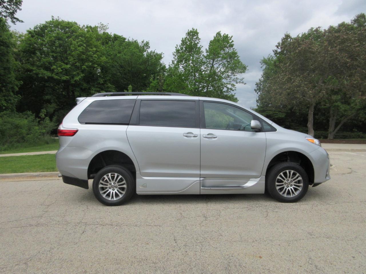 Toyota Sienna XLE Auto Access Seat FWD 7-Passenger (Natl) 2020