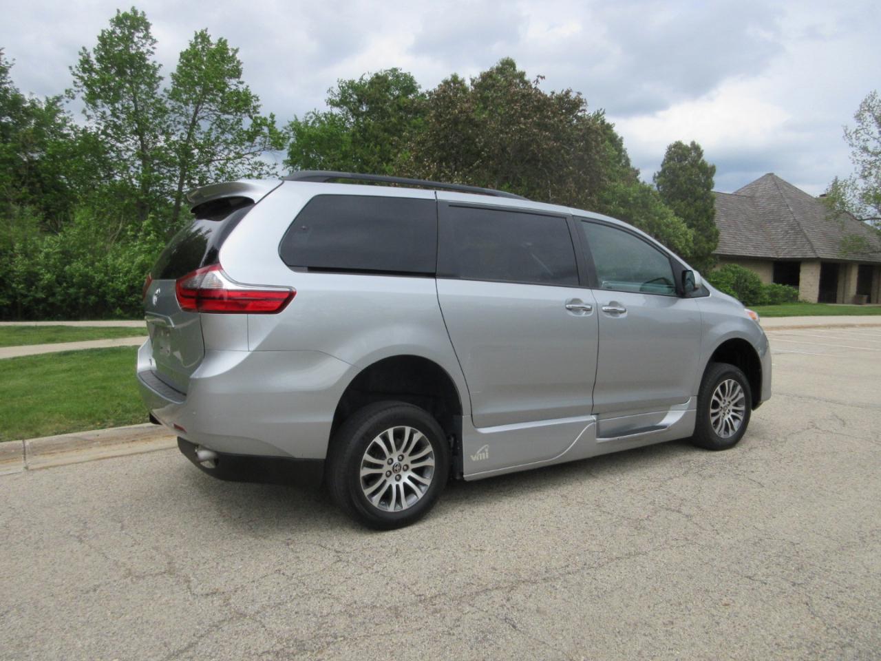 Toyota Sienna XLE Auto Access Seat FWD 7-Passenger (Natl) 2020