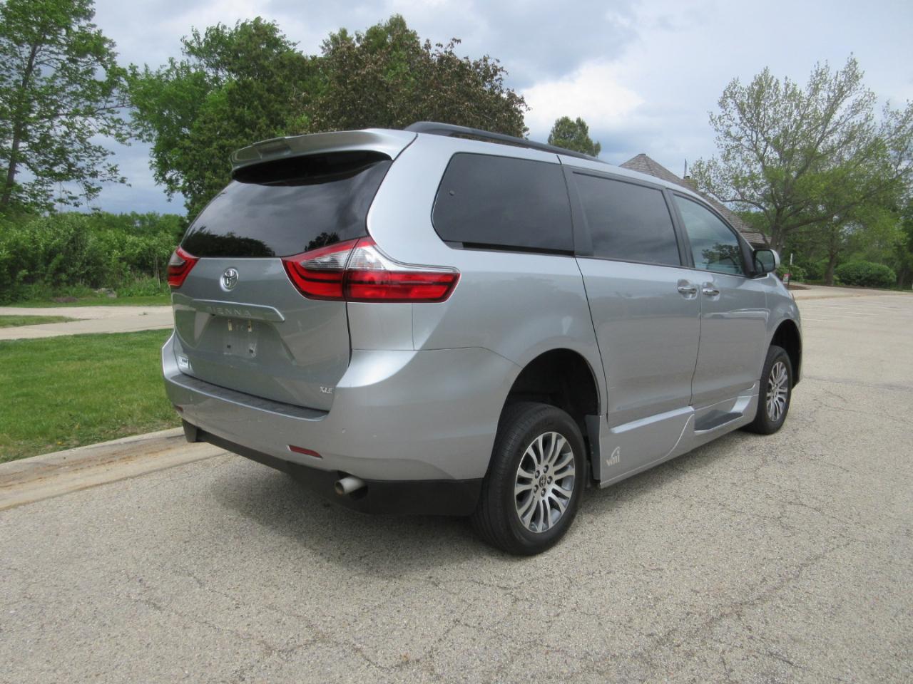 Toyota Sienna XLE Auto Access Seat FWD 7-Passenger (Natl) 2020