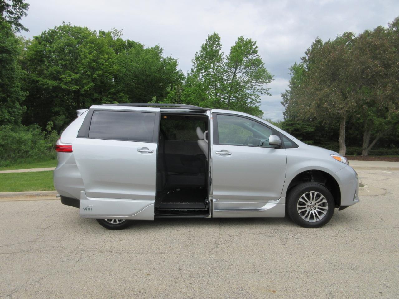 Toyota Sienna XLE Auto Access Seat FWD 7-Passenger (Natl) 2020